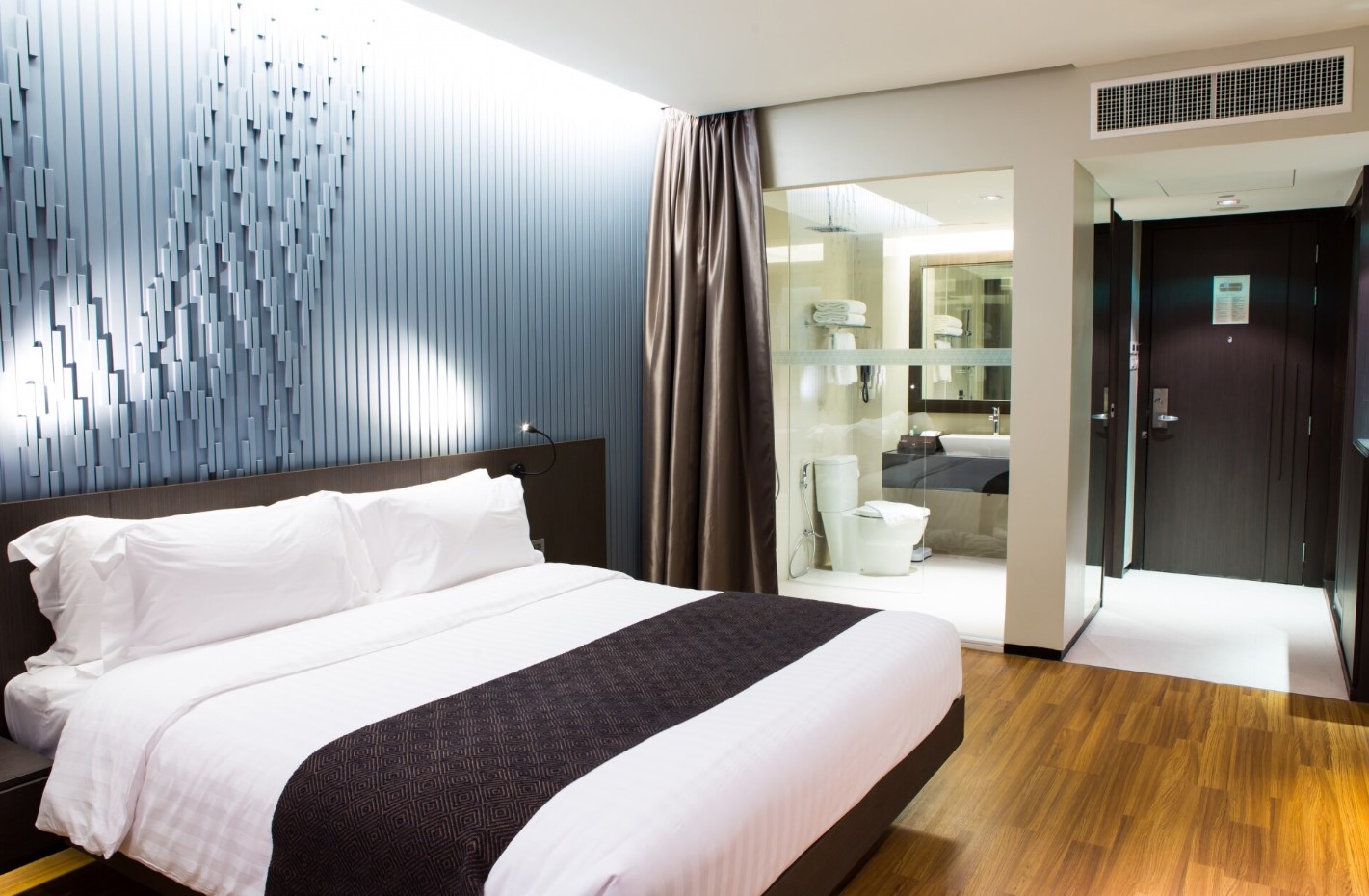 deluxe-hotel-room